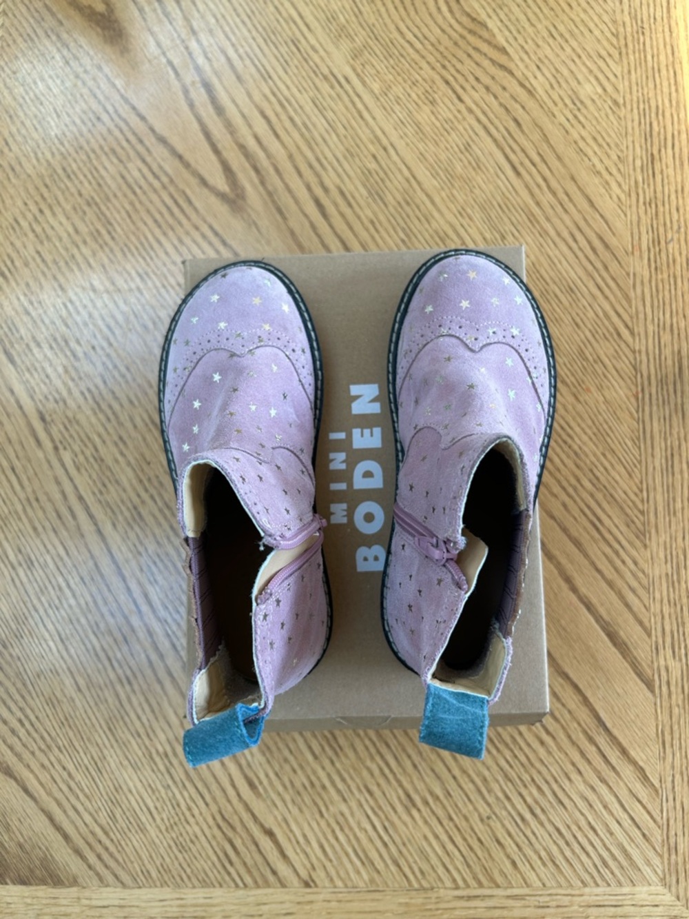 Mini Boden Suede Mauve Pink Cosmos Chelsea Boots with Silver Star Accents